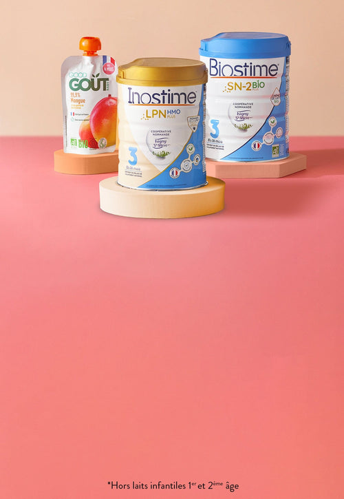 Gourde de compote à la mangue Good Goût à gauche, pot de lait en poudre Inostime au centre, et pot de lait infantile Biostime à droite, tous posés sur une surface neutre, représentant des produits alimentaires pour bébé.