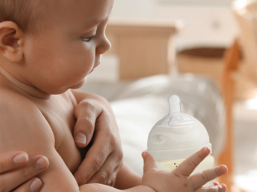 Alterner entre le lait maternel et le lait infantile, c’est possible ?