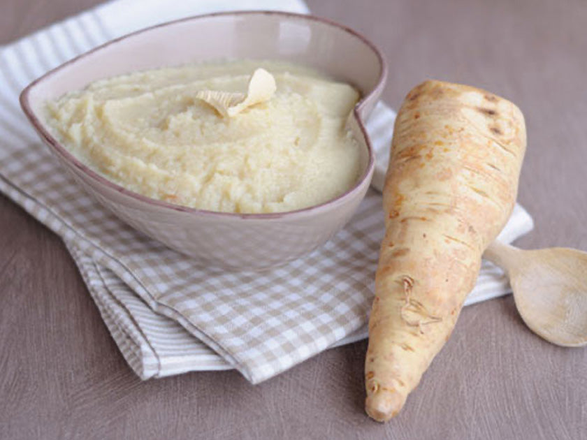 Assiette de purée de panais à la pore avec un panais à coté