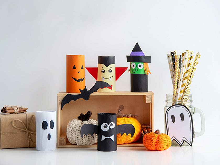 Décorations d’Halloween créatives fabriquées avec des rouleaux en carton et des petites citrouilles.