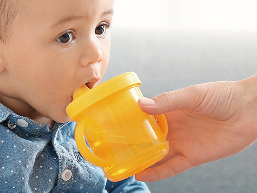 Comment faire boire de l'eau à votre bébé au moment de la diversification ?