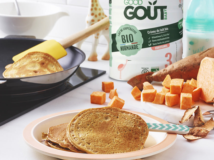 Assiette de pancakes à la patate douce posée sur une table, fait avec un produit de la marque Good Gout.
